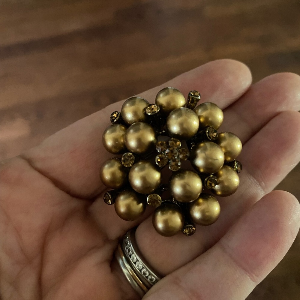 Brooches are back! Vintage gold/bronze broach.